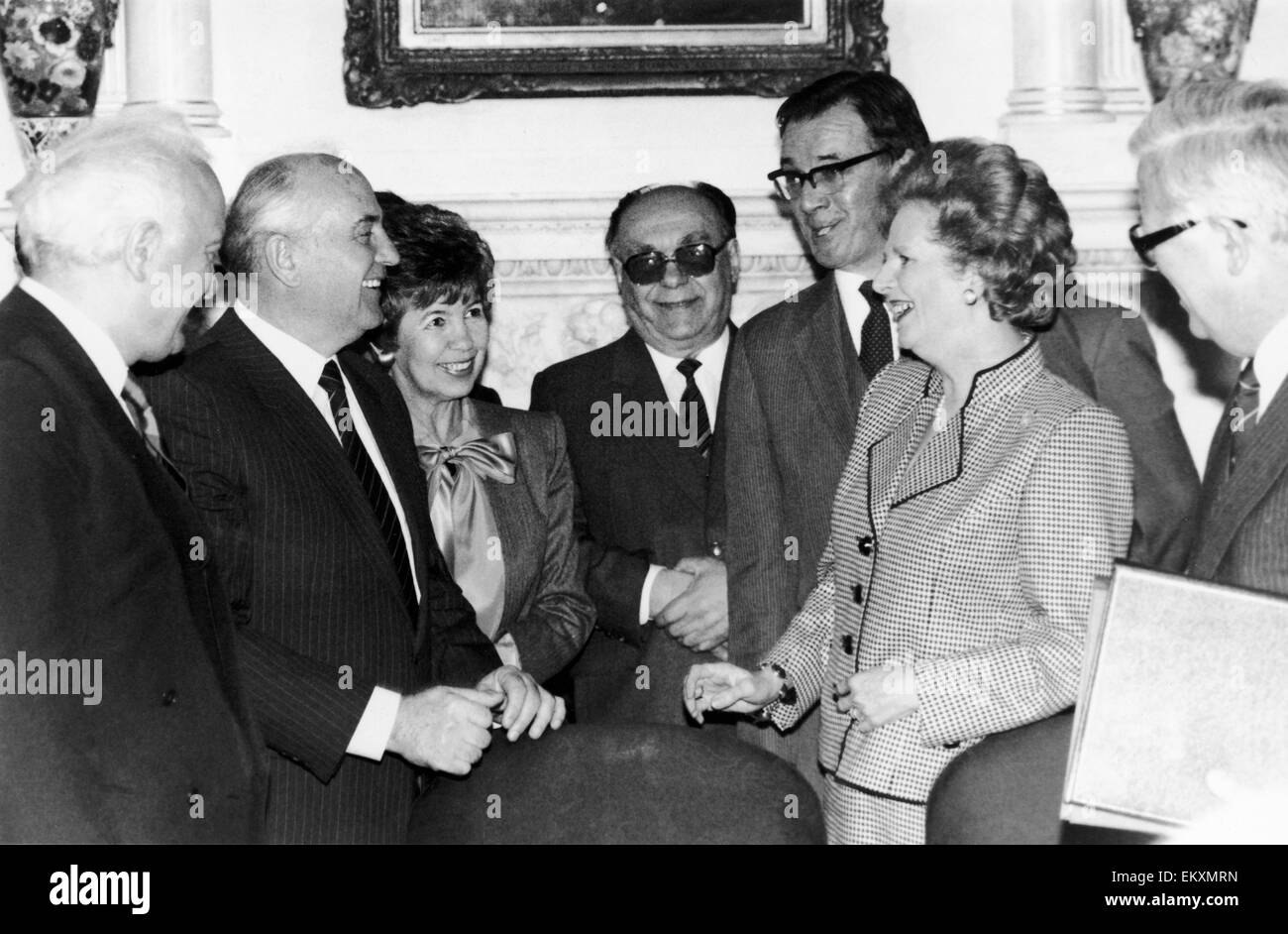 Sowjetische Führer Mikhail Gorbachev an Nr. 10 Downing Street mit Premierministerin Margaret Thatcher 6. April 1989 links nach rechts, Eduard Sheverdnadze, Mikhail Gorbachev, Raisa Gorbachev, russische Interperter, Interperter, Englisch, Margaret Thatcher und Geoffrey Ho Stockfoto
