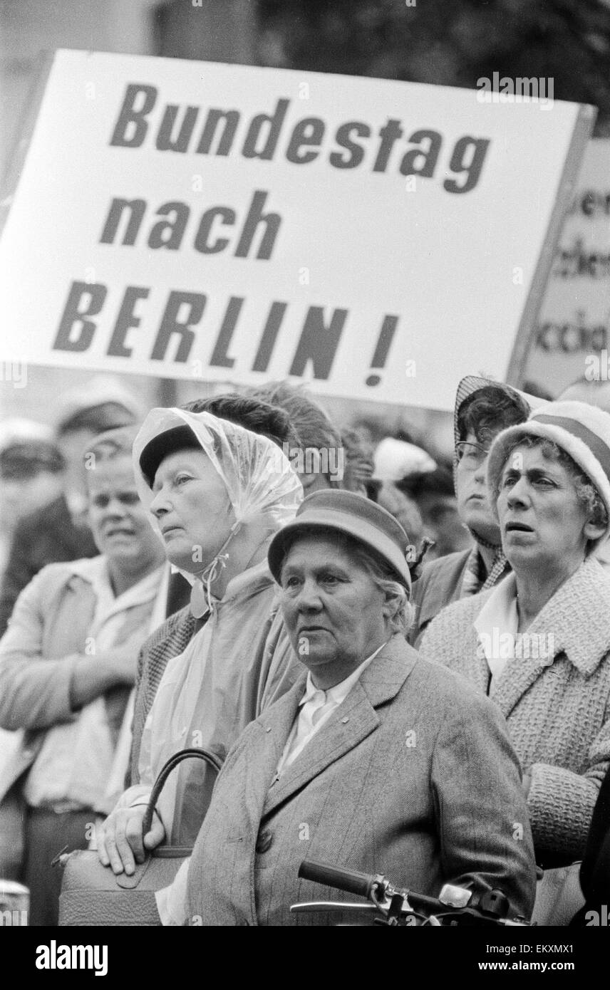 West-Berliner Protest über die Schließung der Grenze treffen. 17. August 1961. Stockfoto