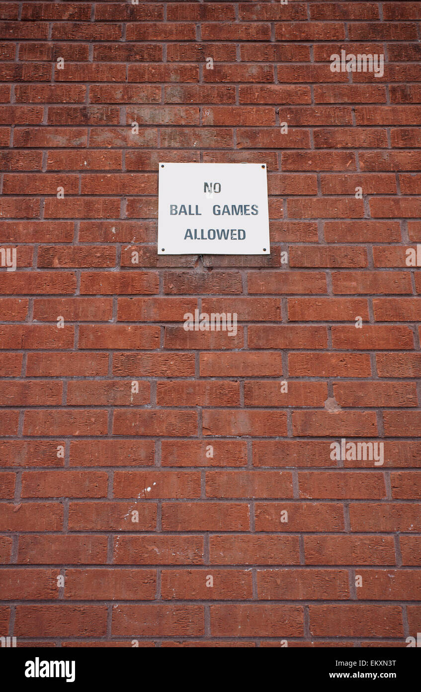 Kein ball spiele Zeichen gegen eine Mauer in ein Wohngebiet zu anti-sozialen Aktivitäten verhindern. Stockfoto