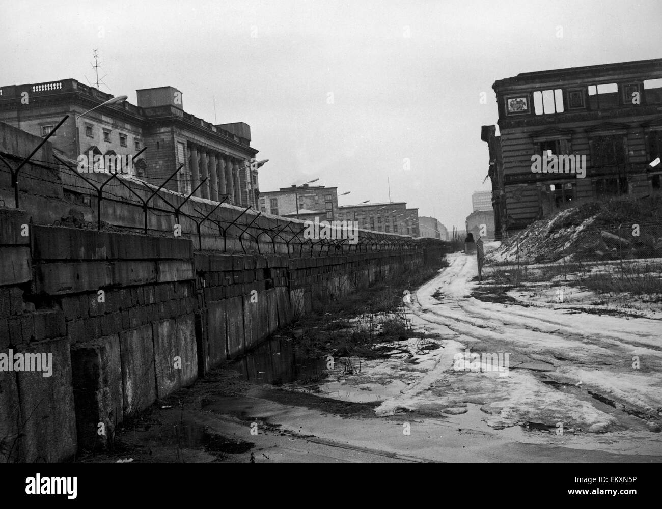 Die Berliner Mauer war ein Beton und Erde Barriere, die von der Sowjetunion und der Deutschen Demokratischen Republik (DDR, Ostdeutschland), die die Stadt von West Berlin, eingeschlossen trennt sie aus der DDR einschließlich Ost-Berlin errichtet. Die Wand enthalten Guard Türme pla Stockfoto