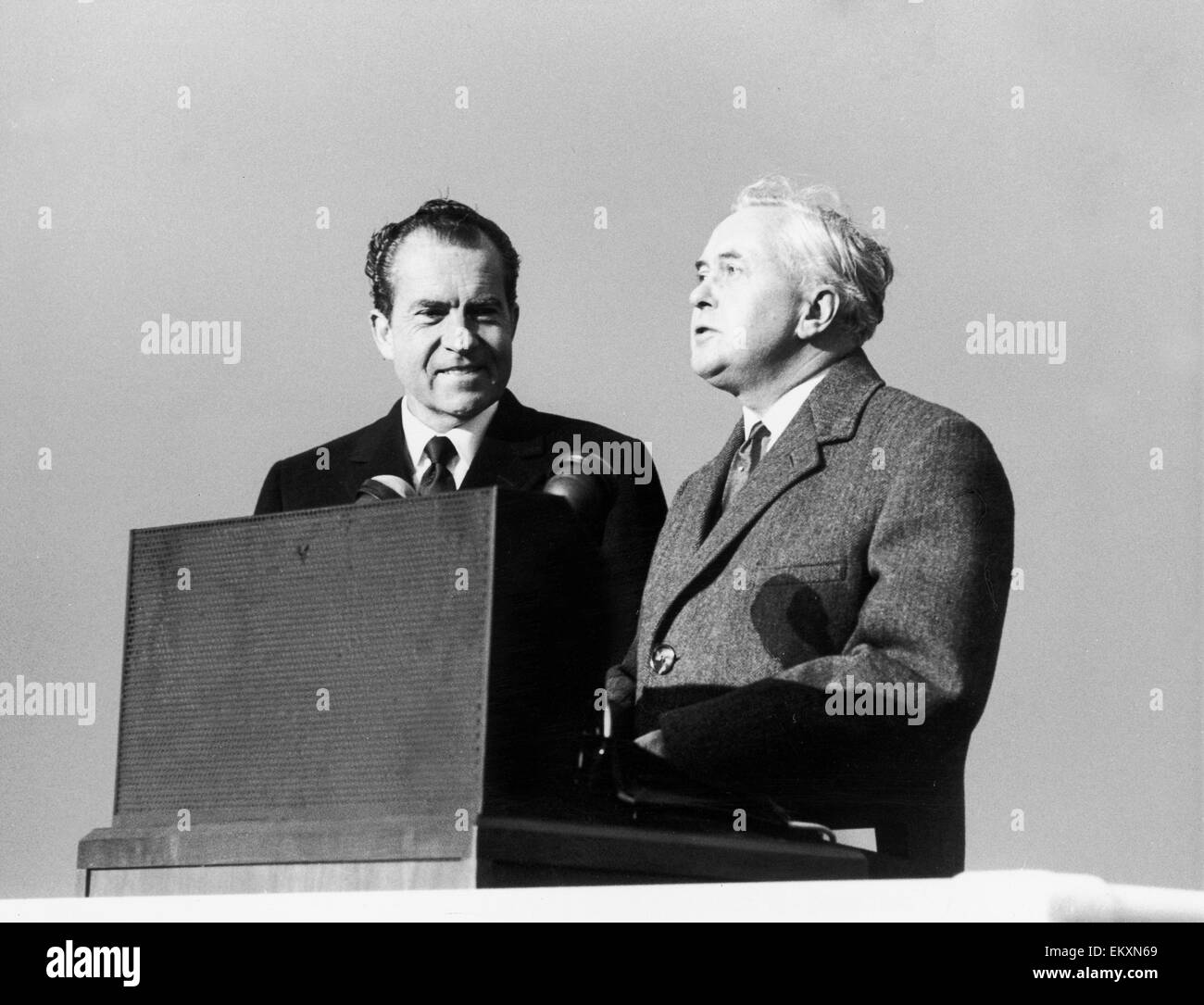 Präsident Richard Nixon (links) sehen hier mit Premierminister Harold Wilson am Flughafen Heathrow, Montag, 24. Februar 1969. Präsident Nixon trat gerade um einen diplomatischen Zeile zwischen Großbritannien und Frankreich. Der Präsident betont die besondere Beziehung Stockfoto