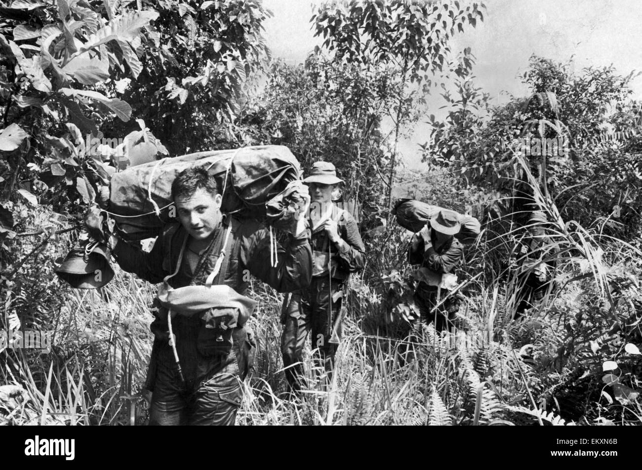 Notfall in Malaya. Soldaten der britischen Armee auf Patrouille im malaiischen Dschungel nach Unruhen hier gesehen. 17. Juli 1965 Stockfoto