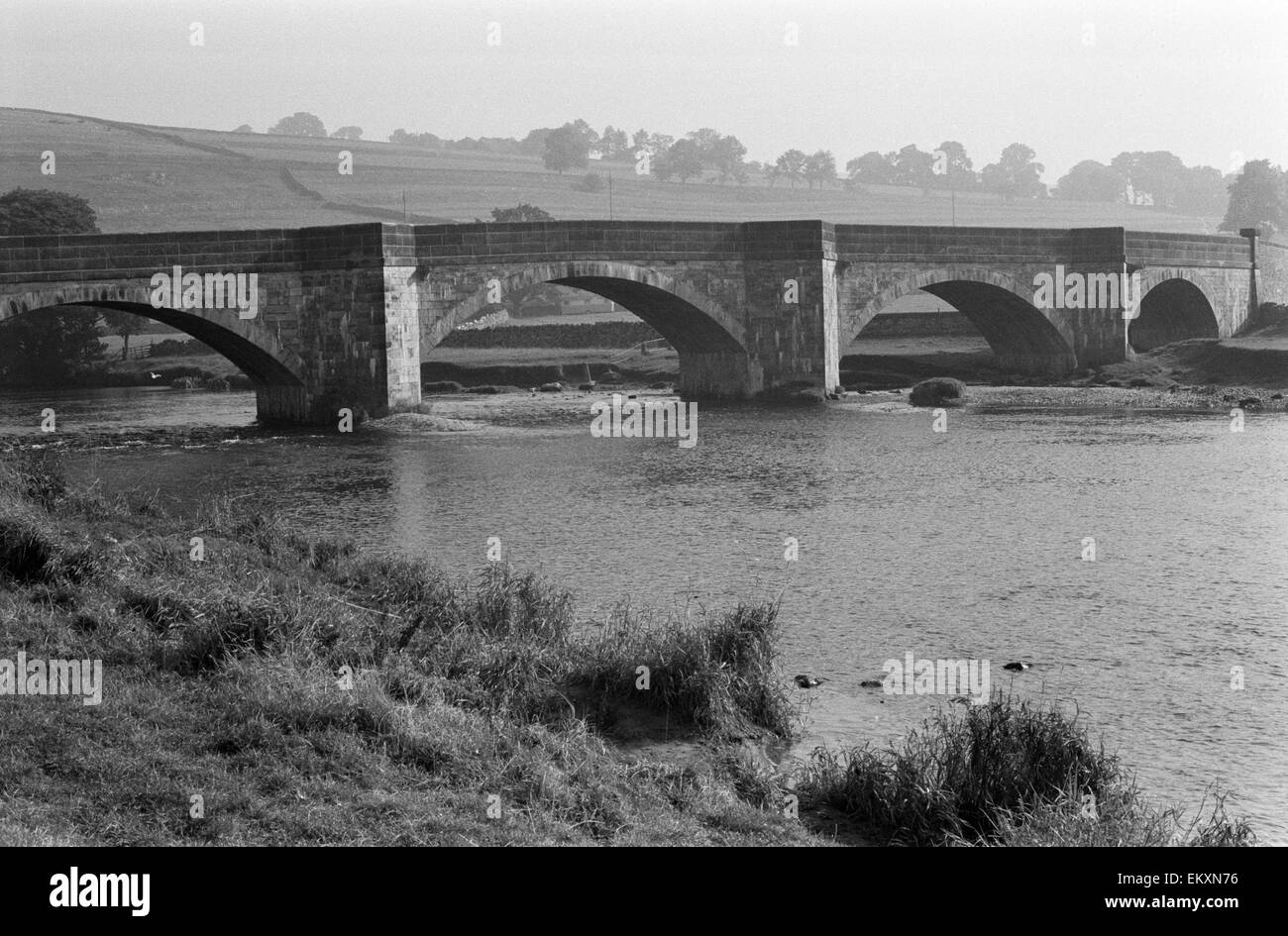 Burnsall Brücke über den Fluß Wharfe, North Yorkshire. September 1971. Stockfoto