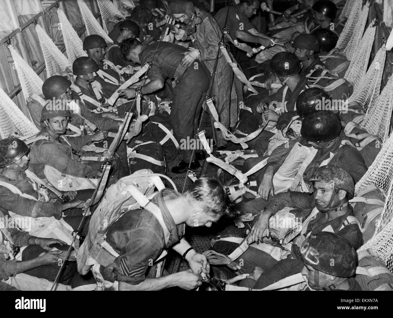 Notfall in Malaya. Die 22. Special Air Service Regiment gesehen hier ruhig sitzen im Flugzeug vor Baum (eine Technik des niedrigen Niveau Fallschirmspringen) an die kommunistischen Aufständischen im malaiischen Dschungel Fallschirmspringen. 29. Oktober 1959 Stockfoto