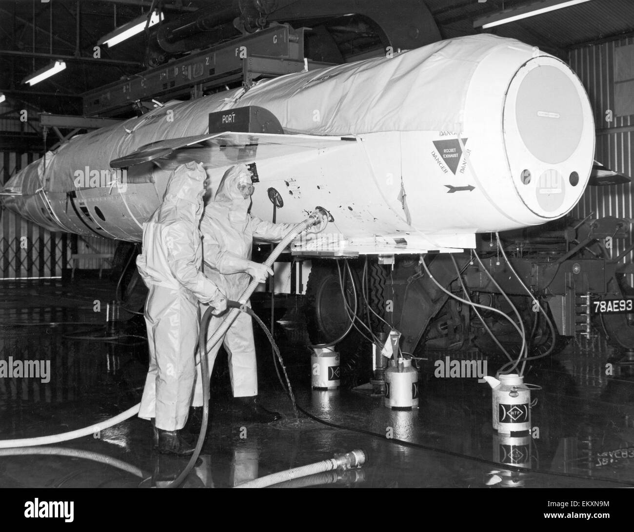 Die Avro Blue Steel eine britische luftgestützte, raketengetriebene Abstandswaffe Atomrakete, gebaut um die V-Bomber-Kraft zu wappnen. Es war die britische nukleare Abschreckung Primärwaffe der 1960er Jahre. Unser Bild zeigt RAF Bodenpersonal Betanken der Rakete mit Wasserstoff Stockfoto