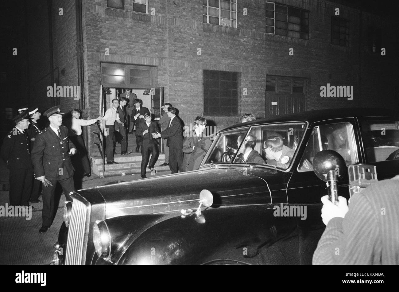 Die Beatles-Herbst-Tour von Großbritannien. Die Band macht einen Ausflug durch die Bühne Tür zur Vermeidung von kreischenden Fans warten sie vor dem Eingang nach ihrem Konzert im Granada Kino in East Ham, London. 9. November 1963. Stockfoto