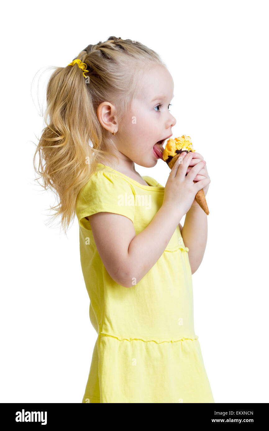 glückliches Kind Mädchen essen Eis im Studio isoliert Stockfoto