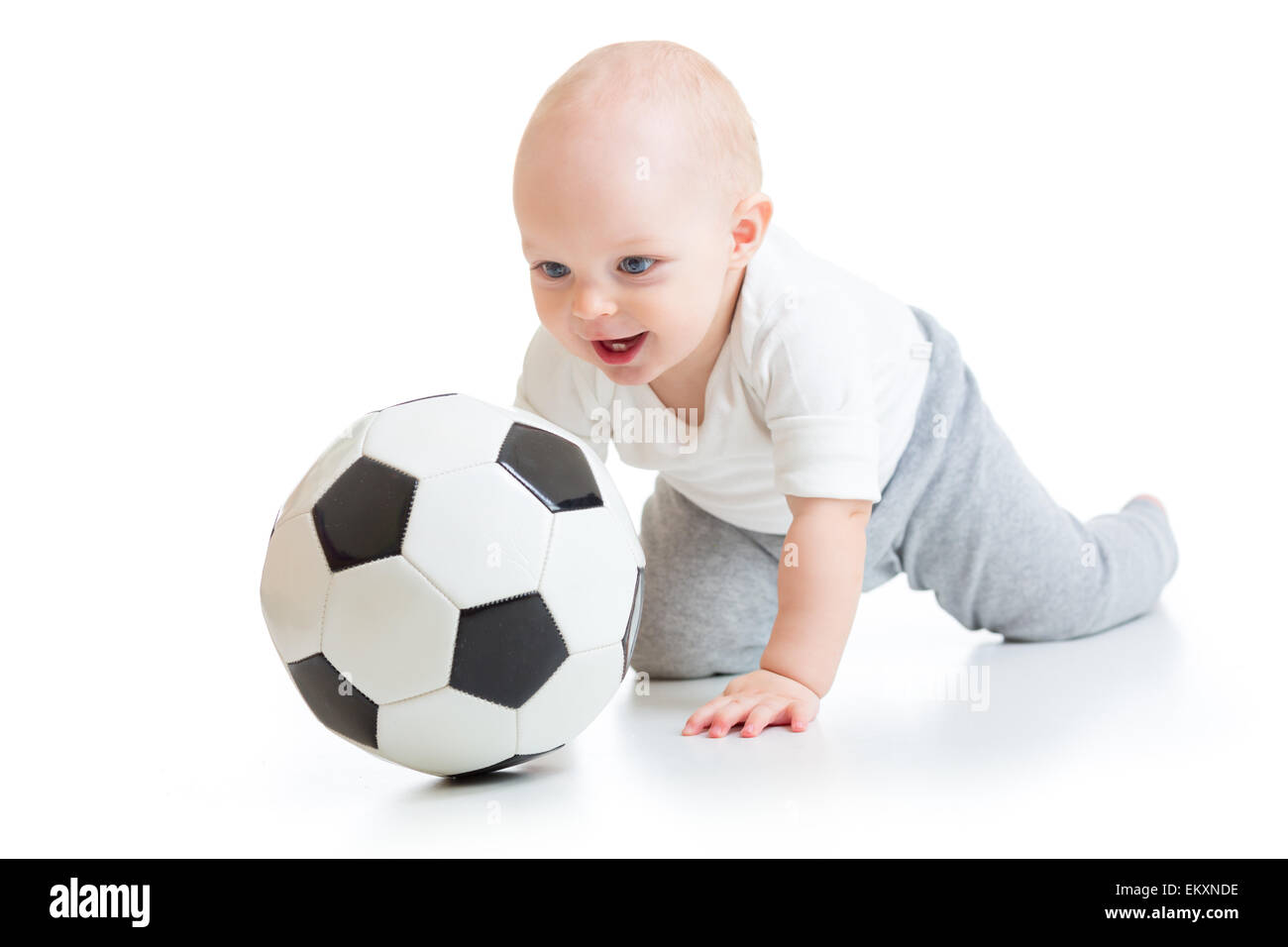liebenswert Kind mit Fußball auf weißem Hintergrund Stockfoto