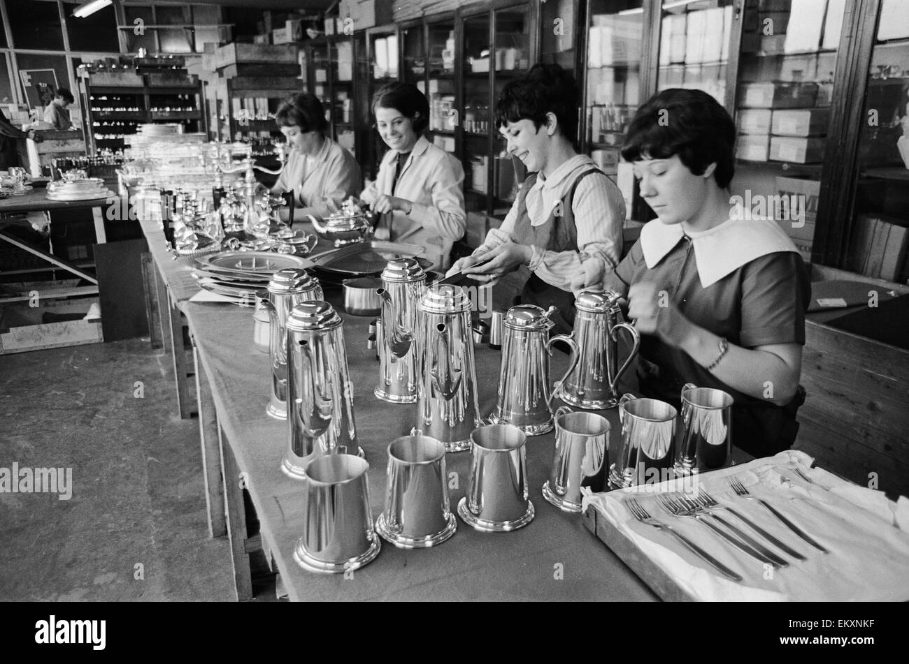 Mädchen am Viners Besteck polieren die Platte Silber, bevor es verpackt ist. 3. September 1967. Stockfoto