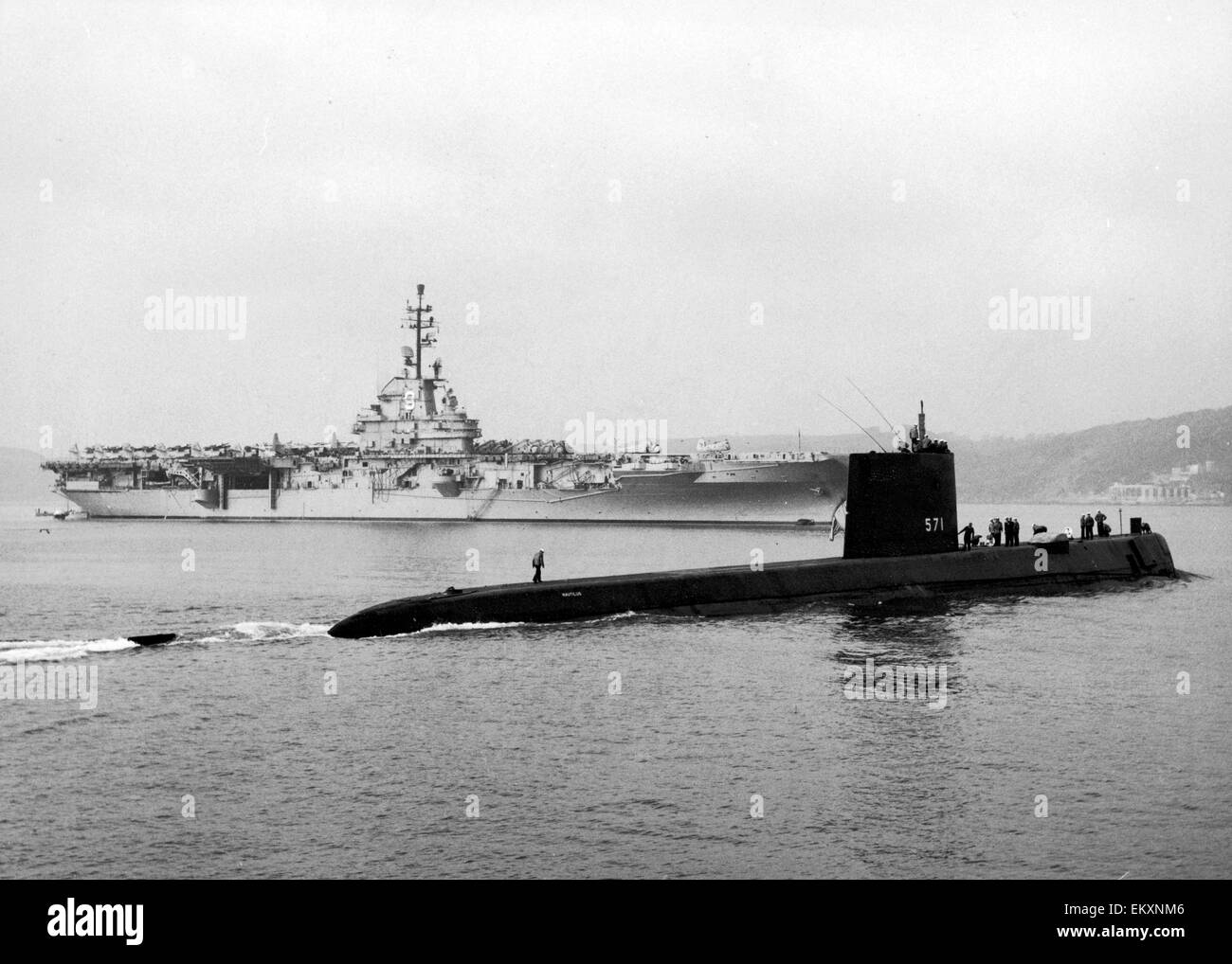 Das erste angetriebene Atom-u-Boot USS Nautilus hier in Plymouth Sound mit dem amerikanischen Flugzeugträger Essex im Hintergrund gesehen. Die Nautilus wurde in Plymouth, Duncan Sandys der Verteidigungsminister seine Fähigkeiten zu zeigen. 15. Oktober 1957 Stockfoto