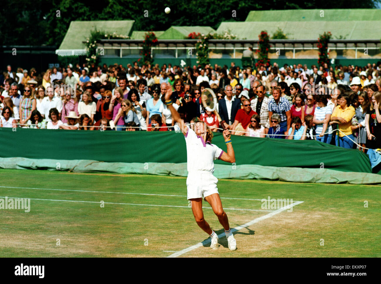 Bjorn Borg in Wimbledon 1973 dienen. Stockfoto