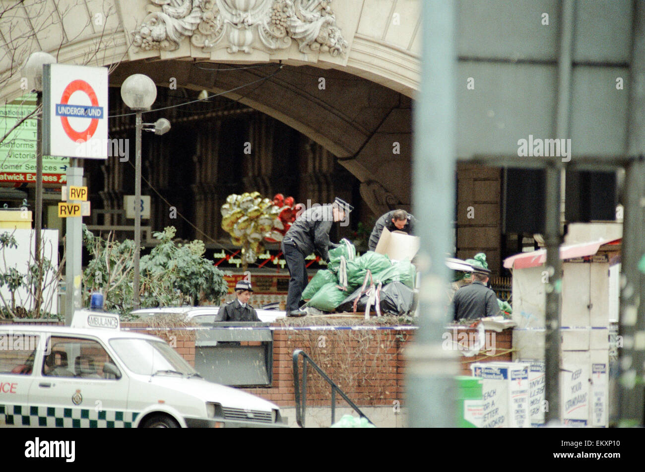 Victoria Station Bombe. Polizei Beweiserhebung vor dem Bahnhof. 18