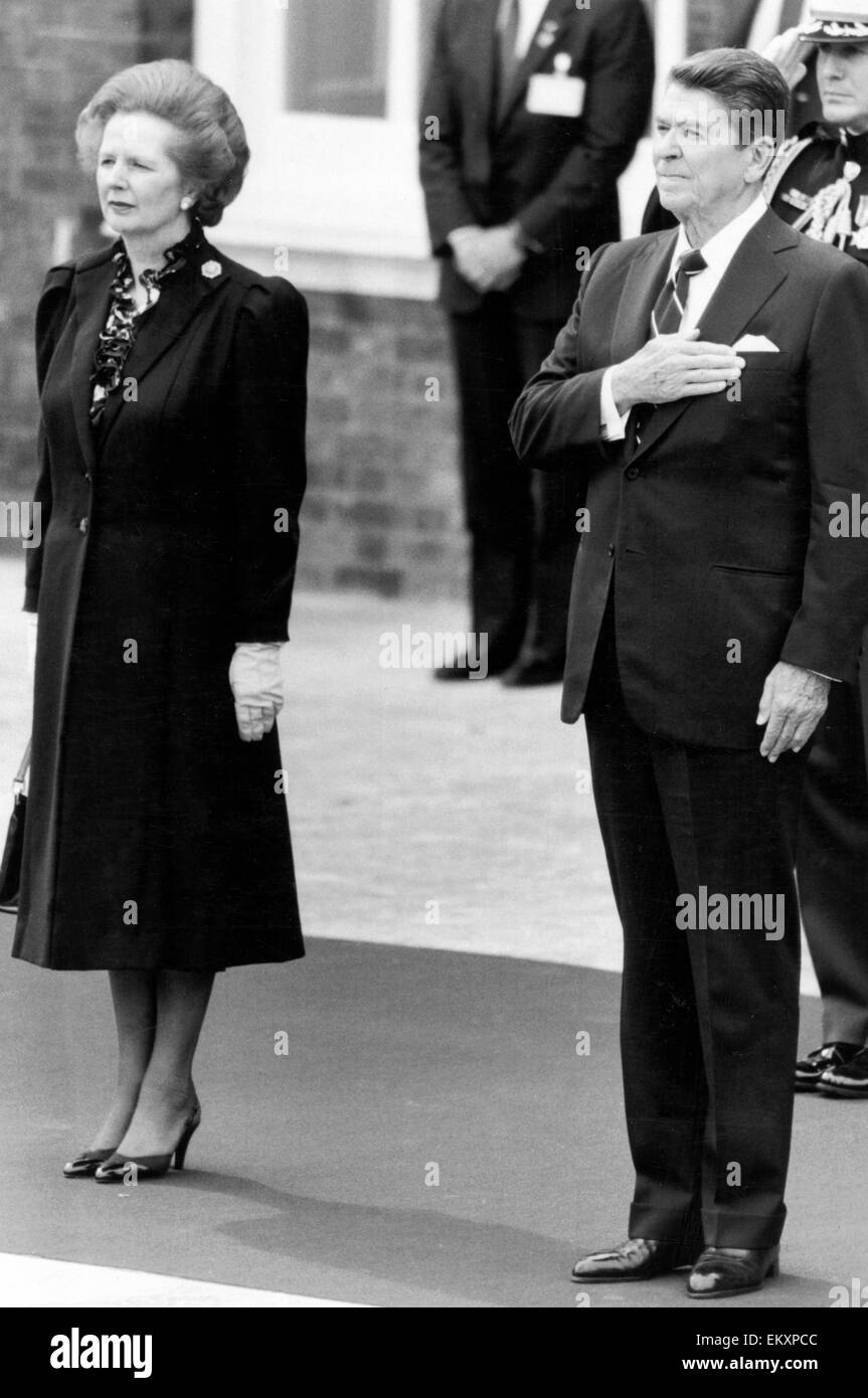 Präsident Ronald Reagan und Premierministerin Margaret Thatcher begrüßt einander Warmley in London am Montag, den 4. Juni im Kensington Palace. Herr Reagan und seine Frau Nancy früher hatte Dublin verlassen, wo der Präsident eine Keynote Speechon Beziehungen machte Stockfoto