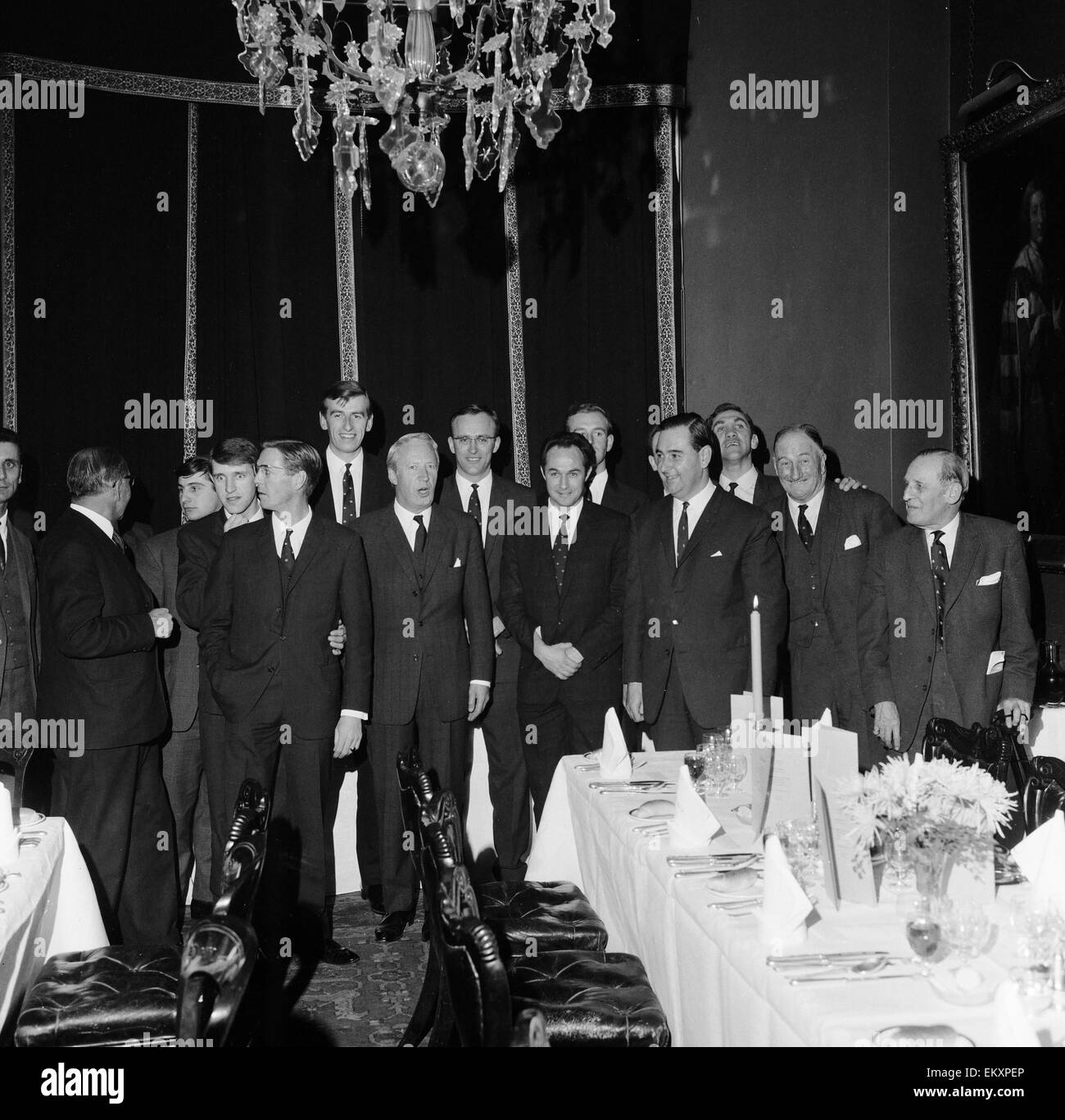 Edward Heath mit Abendessen im Carlton Club mit Kent County Cricket Club. Colin Cowdrey, Ted Heath und Leslie Ames und anderen Mitgliedern des Vereins 28. November 1967. Stockfoto