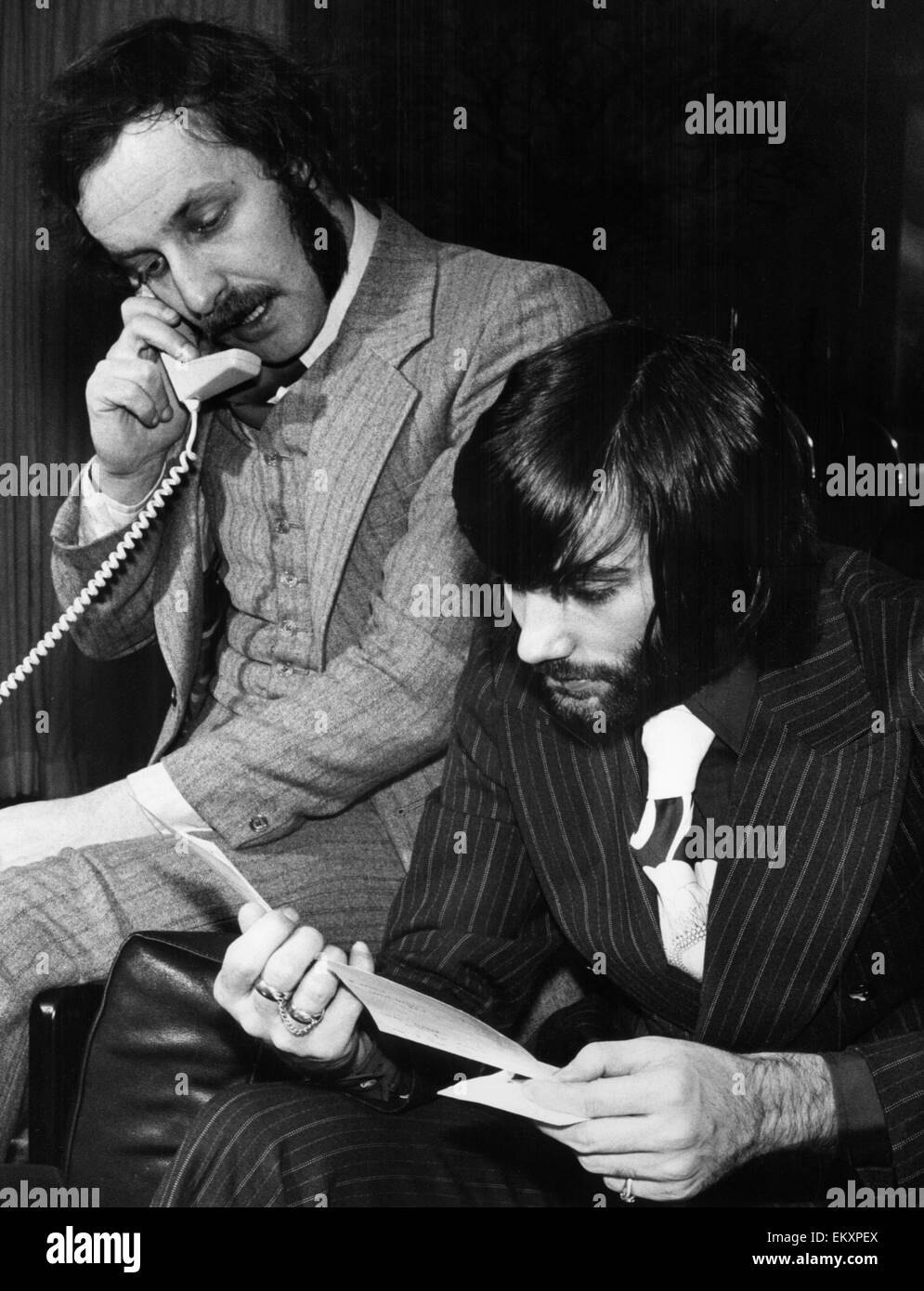 George Best und seine Business partner Malcolm Mooney Bests zuhause arbeiten. 15. Januar 1971. Stockfoto