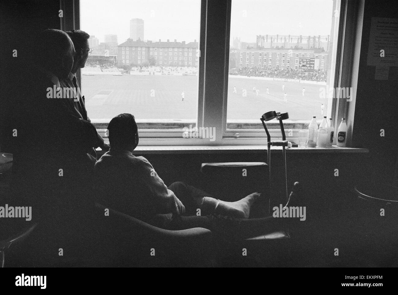 Colin Cowdrey aus Krankenhaus beobachten Cricket auf das Oval mit Leslie Ames und Alan Dixon. 1. Juni 1969. Stockfoto