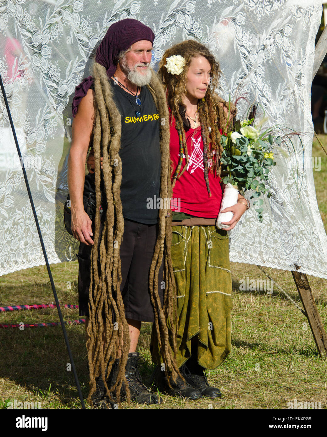 Ein Mann und eine Frau mit ungewöhnlich lange Dreadlocks posieren für ein Fotograf auf der Common Ground Messe, Einheit, Maine. Stockfoto