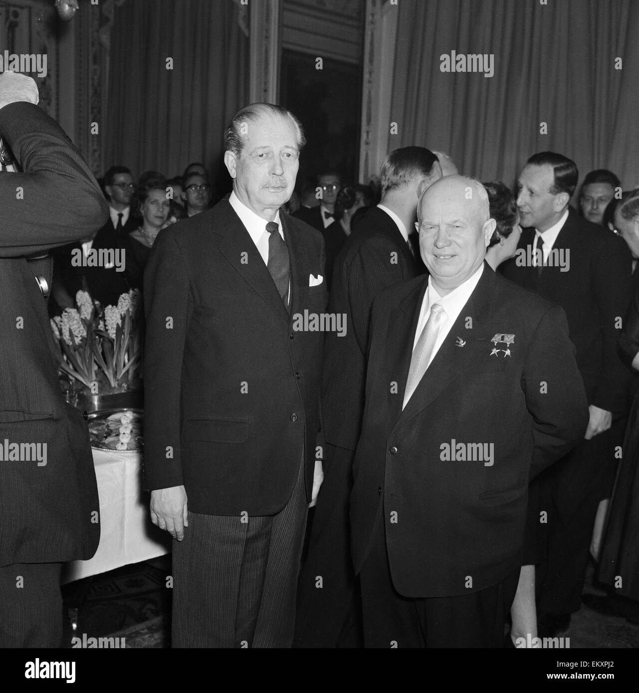 Harold MacMillan spricht mit Chruschtschow und Mickoyan. MacMillan und Chruschtschow in der britischen Botschaft. 25. Februar 1959. Stockfoto