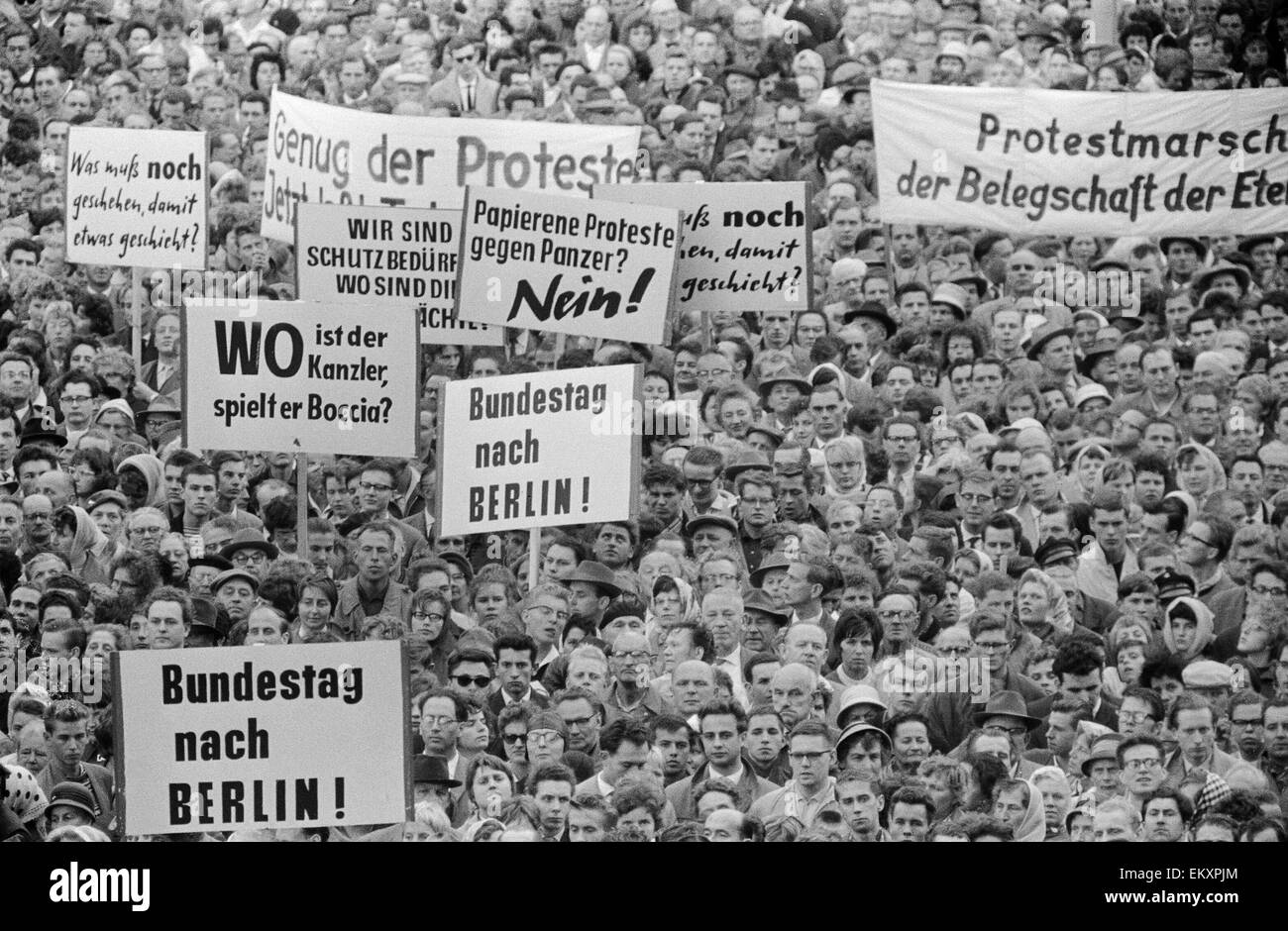 West-Berliner Protest über die Schließung der Grenze treffen. 17. August 1961. Stockfoto