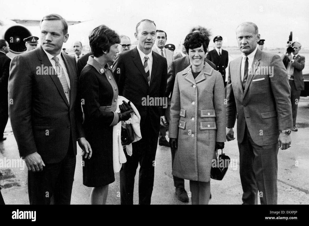 Amerikas drei Apollo 11 Astronauten hier kurz nach ihrer Ankunft am Flughafen Heathrow mit ihren Frauen zu sehen. Von links nach rechts Neil Armstrong, Michael Collins und Edwin Aldrin. 14. Oktober 1969 Stockfoto