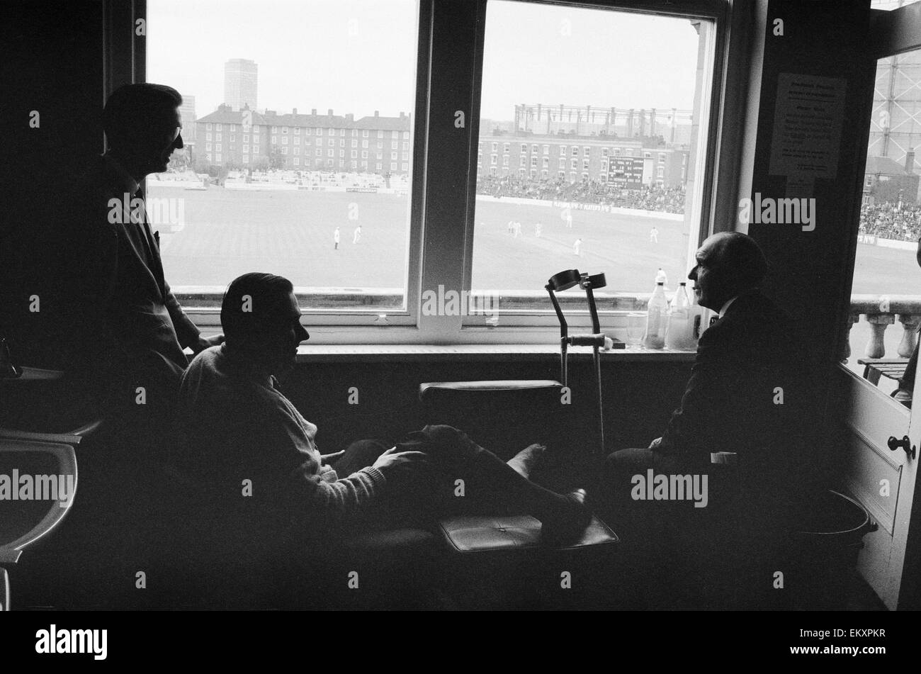 Colin Cowdrey aus Krankenhaus beobachten Cricket auf das Oval mit Leslie Ames und Alan Dixon. 1. Juni 1969. Stockfoto