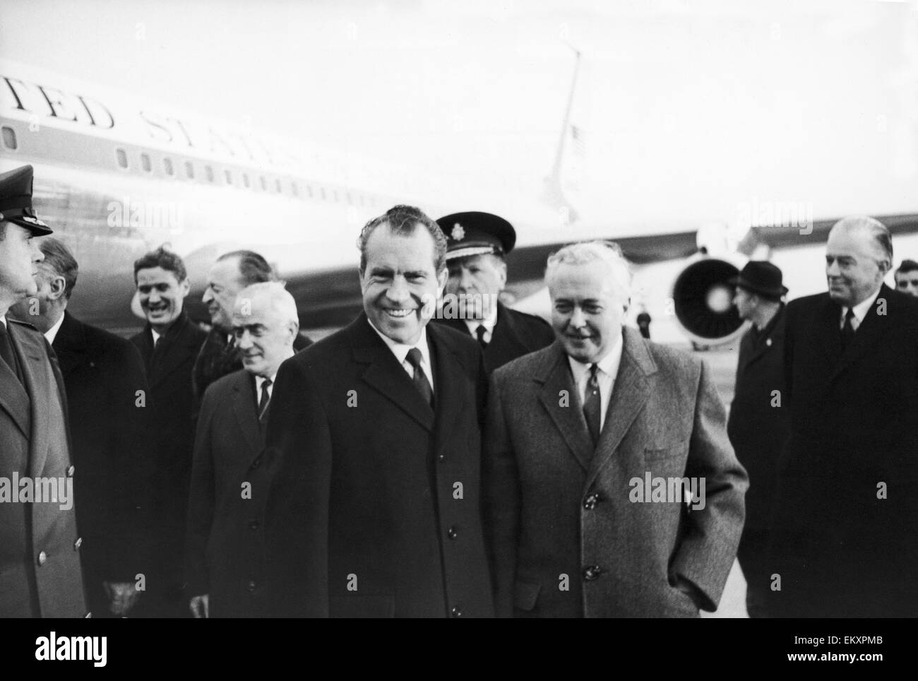 Präsident Richard Nixon (links) sehen hier mit Premierminister Harold Wilson am Flughafen Heathrow, Montag, 24. Februar 1969. Präsident Nixon trat gerade um einen diplomatischen Zeile zwischen Großbritannien und Frankreich. Der Präsident betont die besondere Beziehung Stockfoto