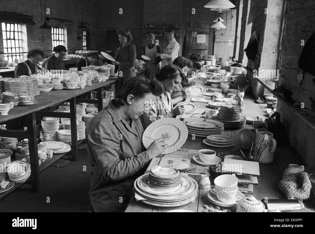 Ein Team der Maler im Minton-China-Werk in Stoke On Trent füllen Sie die farbigen Teile des Designs auf die Porzellanteller angewendet. 1946. Stockfoto