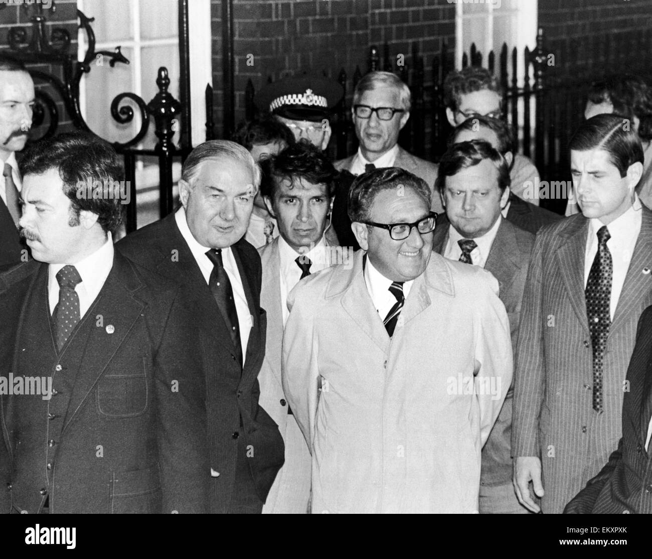 Vereinigte Staaten Staatssekretär Dr. Henry Kissinger hier außen 10 Downing Street mit Premierminister James Callagher gesehen. Kissinger ist in London, die britische Führung über die internationale Lage insbesondere kurze seine Verhandlungen in Bezug auf die Stockfoto