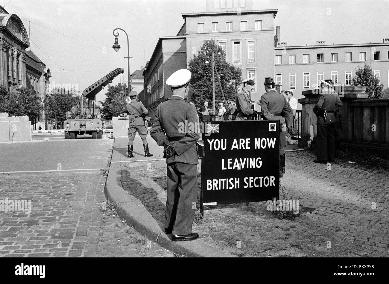 Blick auf die Berliner Mauer mit Soldaten patrouillieren. Oktober 1961. Stockfoto