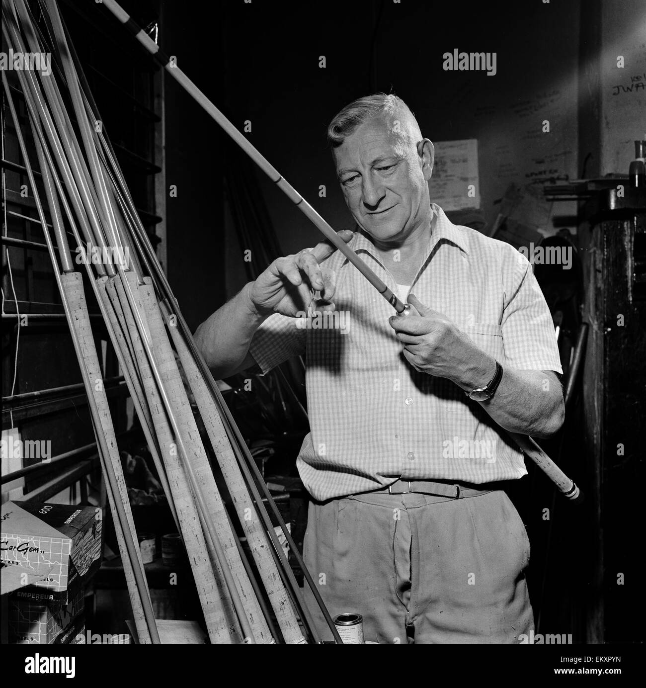 Ernest Stamford aus Sheffield stellt den letzten Schliff auf eines seiner handgemachten Angelruten. 27. Oktober 1967. Stockfoto