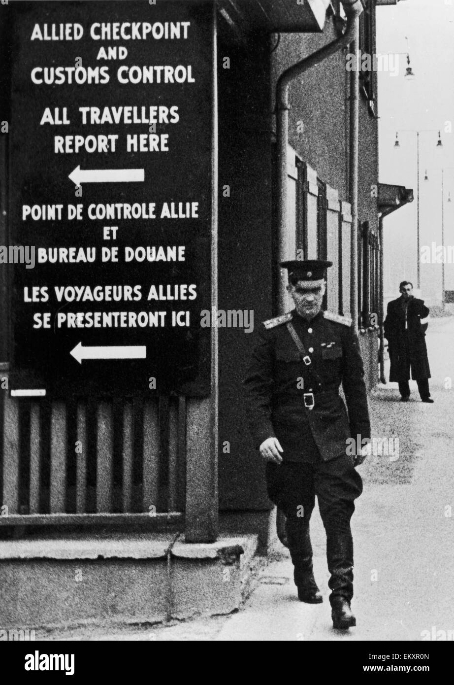 Lebenslinien, West-Berlin zu befreien. Helmstedt einen wichtigen Kontrollpunkt an der Grenze zwischen der Fedral Deutschland (Bundesrepublik Deutschland) und der DDR. Hier ist ein sowjetischer Offizier vor dem Hauptsitz der Westalliierten (große Brit Fuß Stockfoto