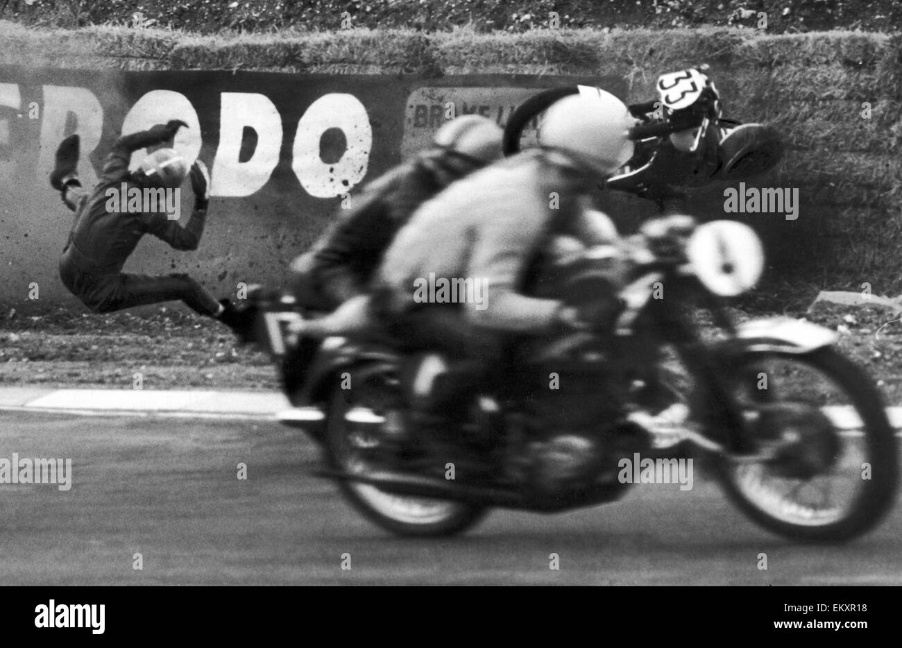 23 jährige Sean Woods gesehen hier die 500 Meile Rennen in Brands Hatch auf seine Truimph 500 gestürzt. 23. April 1967 Stockfoto