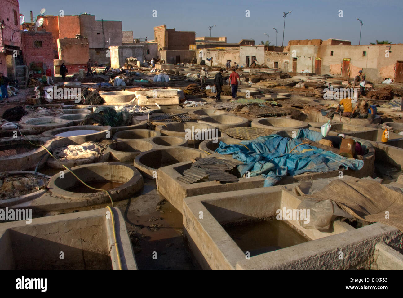 Marrakesch, Marokko - JAN 21: Nicht identifizierte Personen führen die Arbeiten in Gerberei Souk am 21. Januar 2010 im marokkanischen handwerklichen Stockfoto