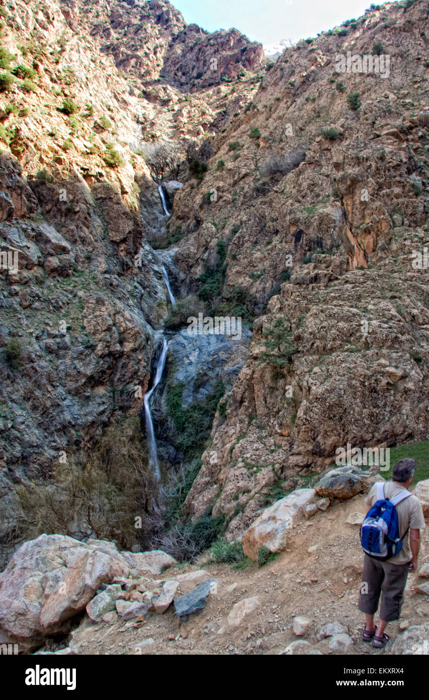 Unbekannter Mann bekommt die berühmten ersten Wasserfall von Setti Fatma, Marokko Stockfoto