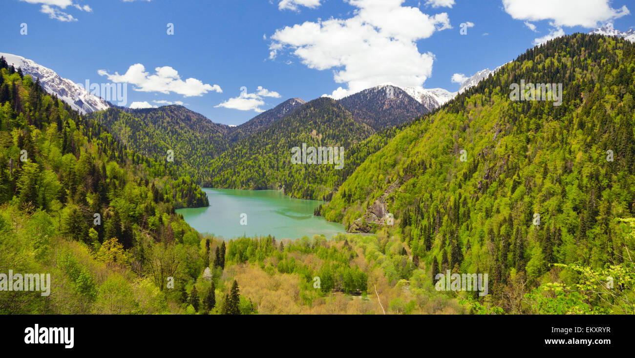 wunderschöne See- und Bergblick Stockfoto