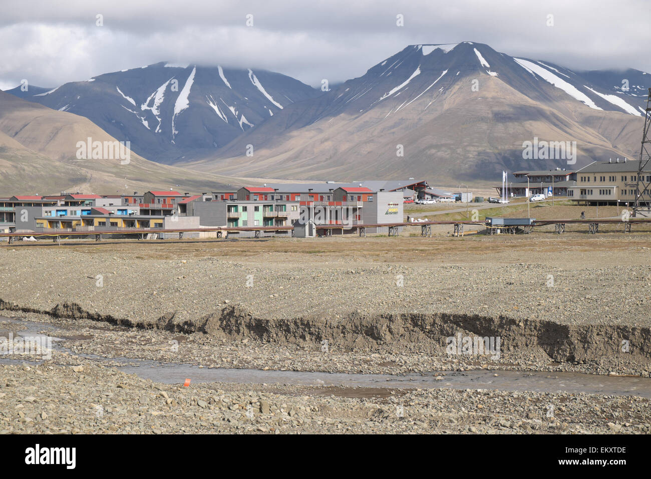 Hölzerne Gebäude mit Berge, Sommer, Longyearbyen, adventdalen, Spitzbergen, Svalbard. Stockfoto