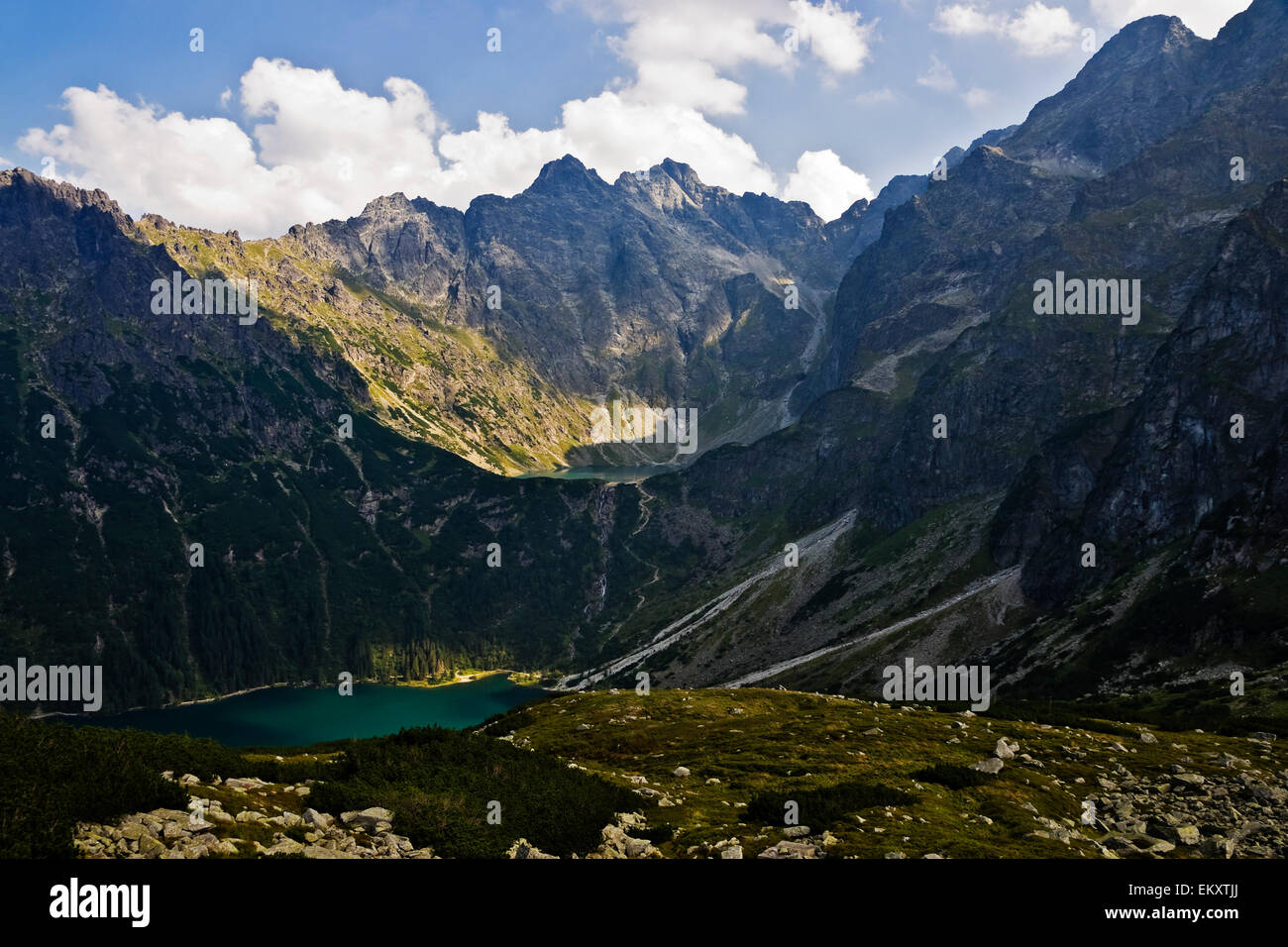 Blick auf den See im Tal des Auges und der Schwarzmeer-Teich im polnischen Gebirge, Tatra Stockfoto