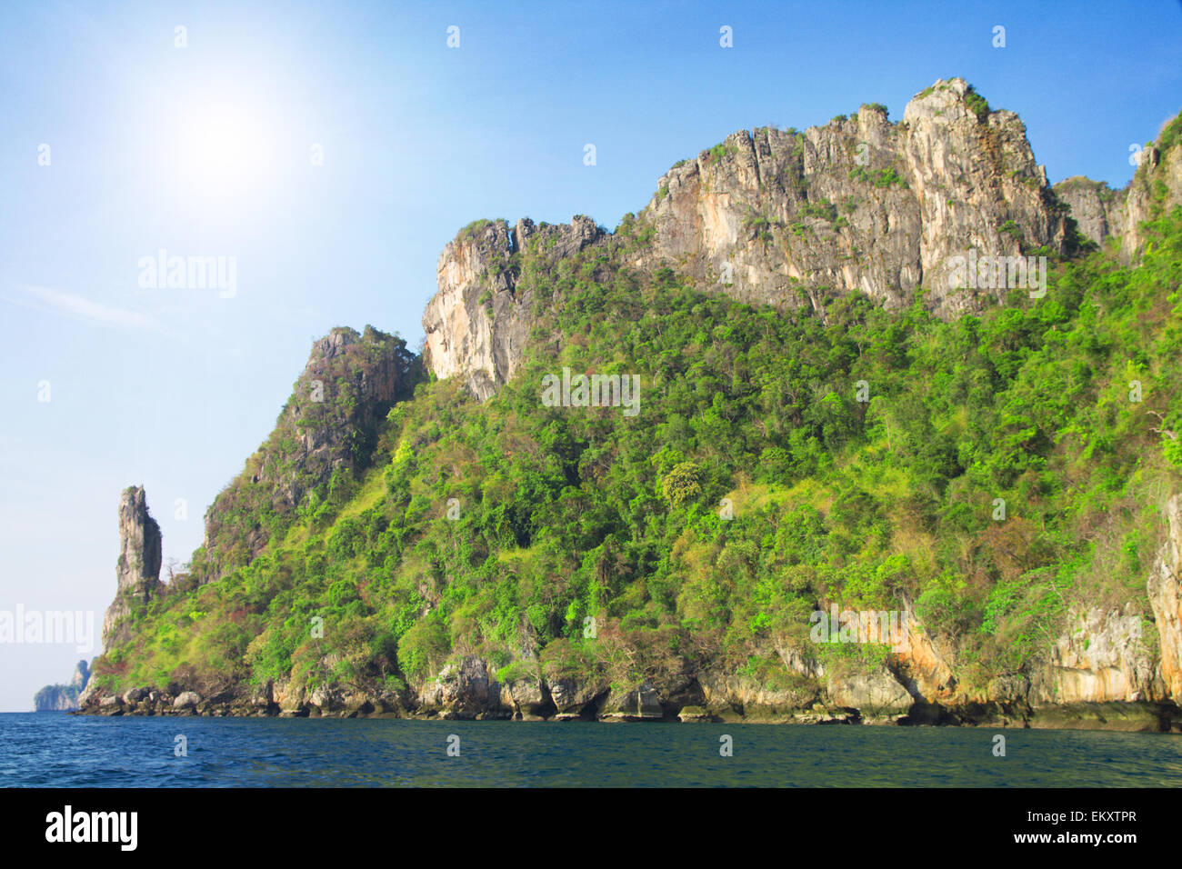 Rock und tropischen Meer in thailand Stockfoto