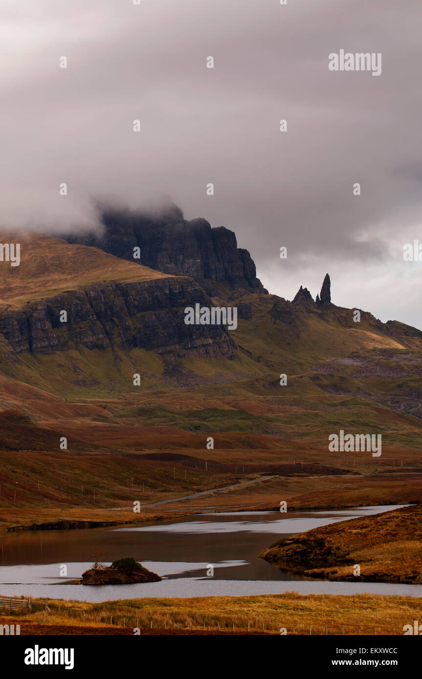 Isle Of Skye Landschaft nördlich von Portree und mit Blick auf den Old Man of Storr bei schlechtem Wetter. Stockfoto