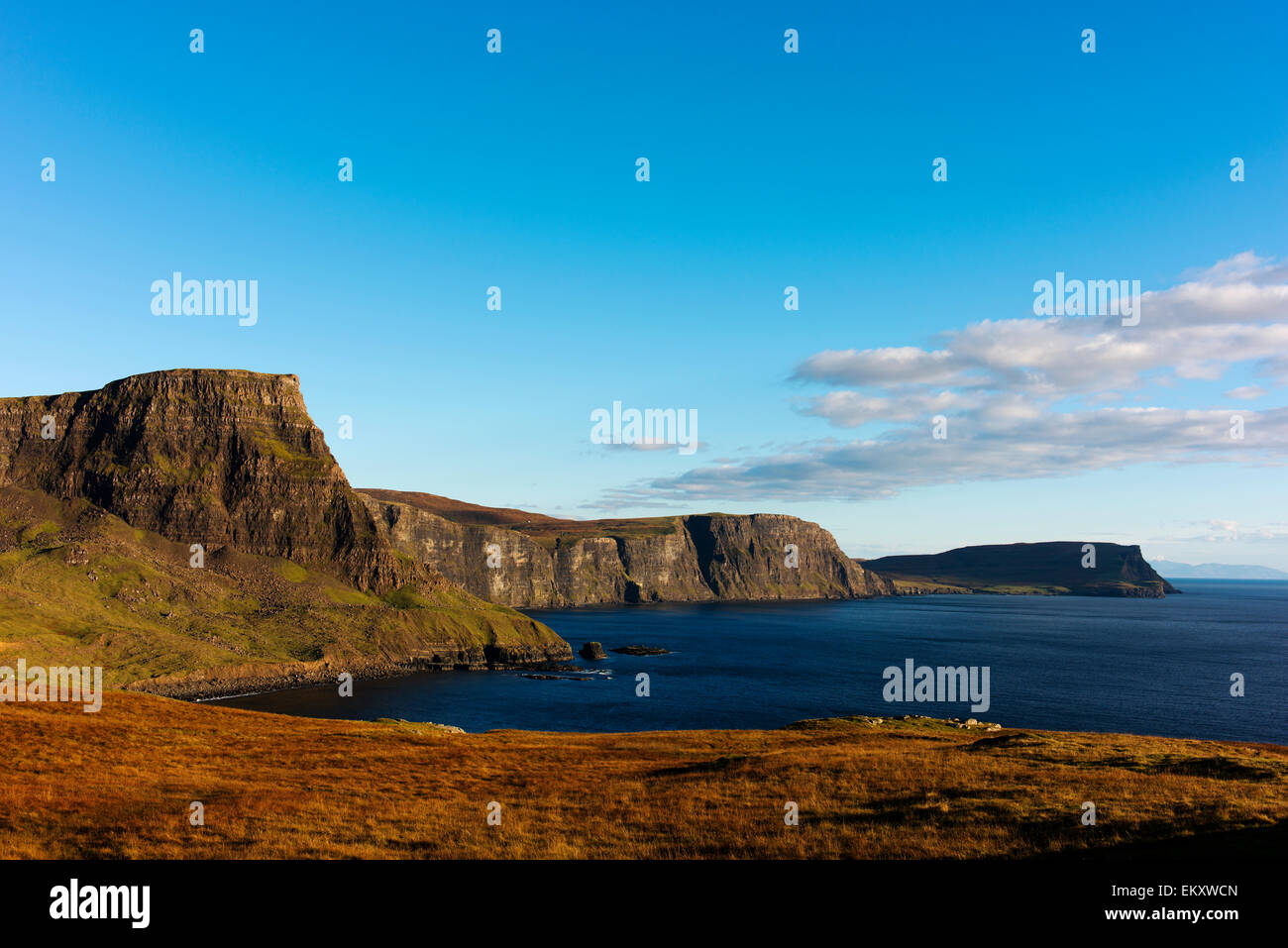 Dramatische Küstenlandschaft auf dem Weg zum landschaftlich Punkt mit Moonen Bay und Waterstein Head. Stockfoto