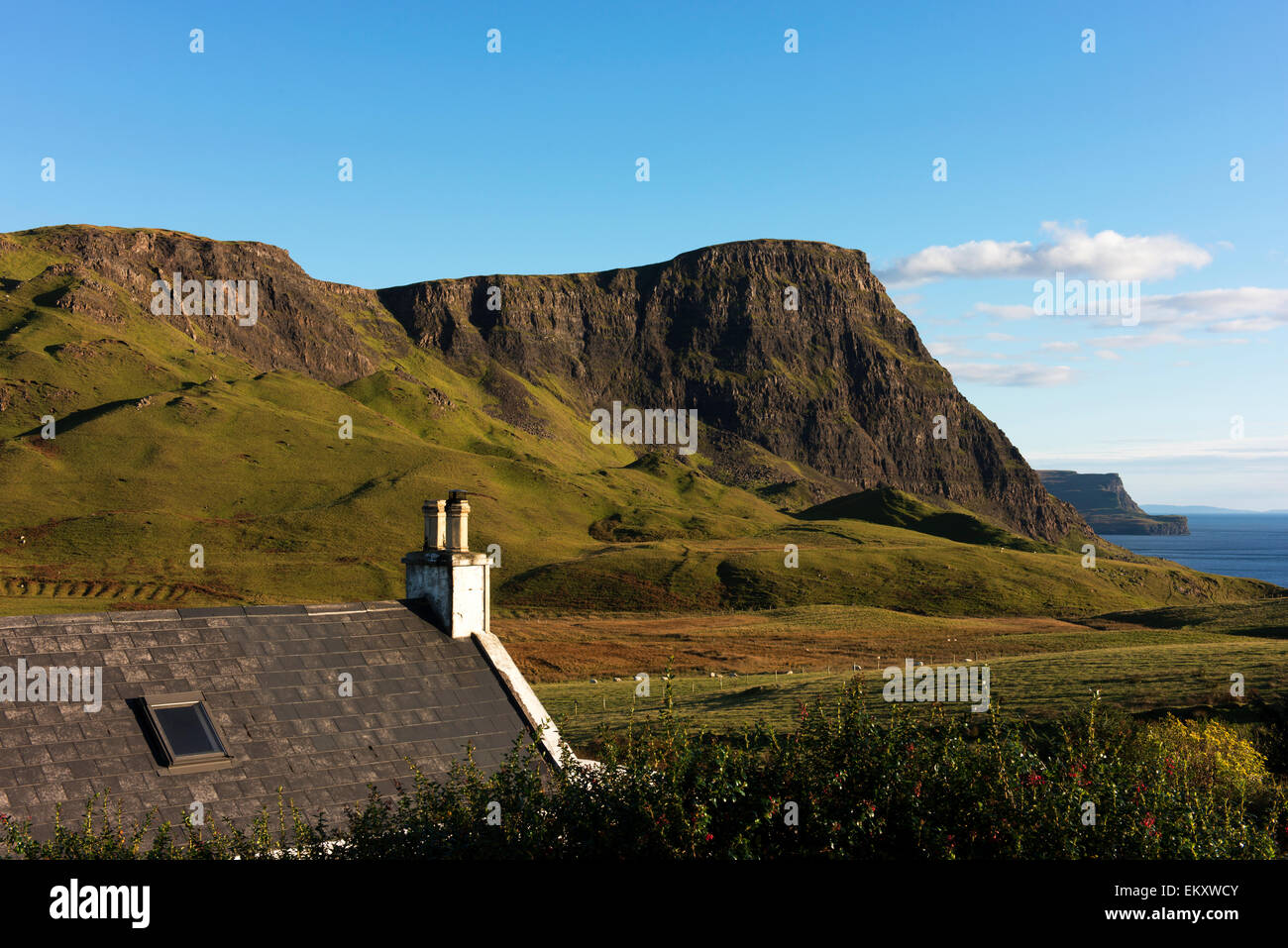 Mit Blick auf ein Haus, in Richtung Waterstein Head von der Straße auf dem Weg zum landschaftlich Point Lighthouse auf der Isle Of Skye. Stockfoto