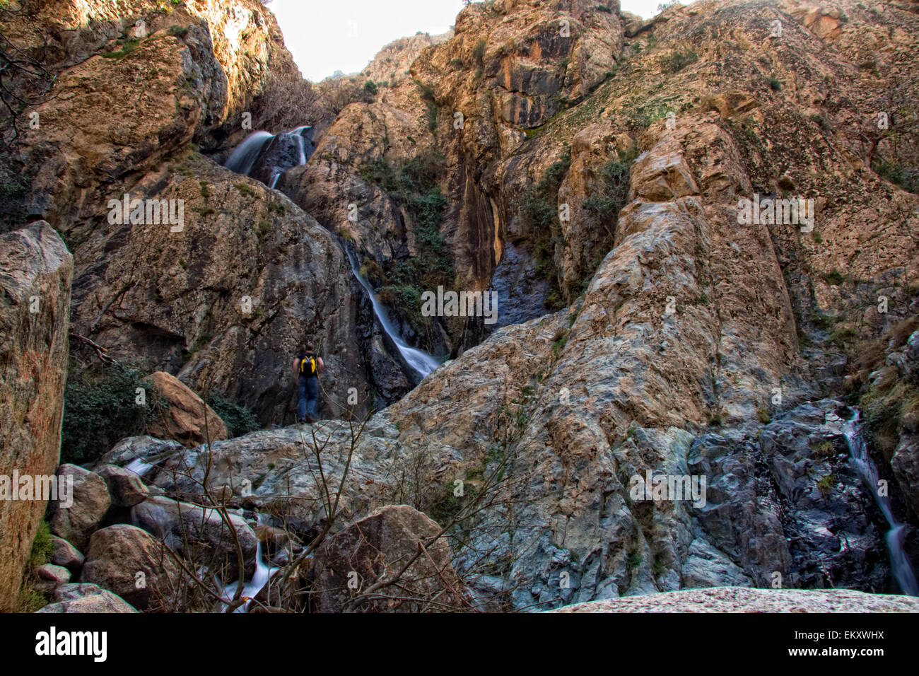 Unbekannter Mann bekommt den berühmten Wasserfall von Setti Fatma, Marokko Stockfoto