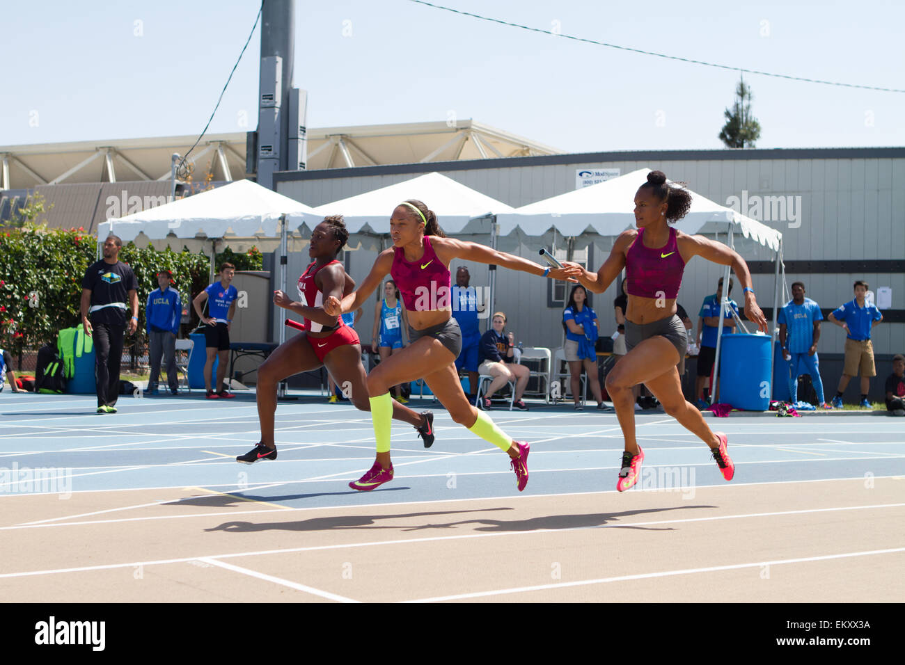 Allyson Felix nimmt den Stab in einem Staffellauf an der Drake Stadion UCLA während der Rafer Johnson/Jackie Joyner-Kersee laden 15 Stockfoto