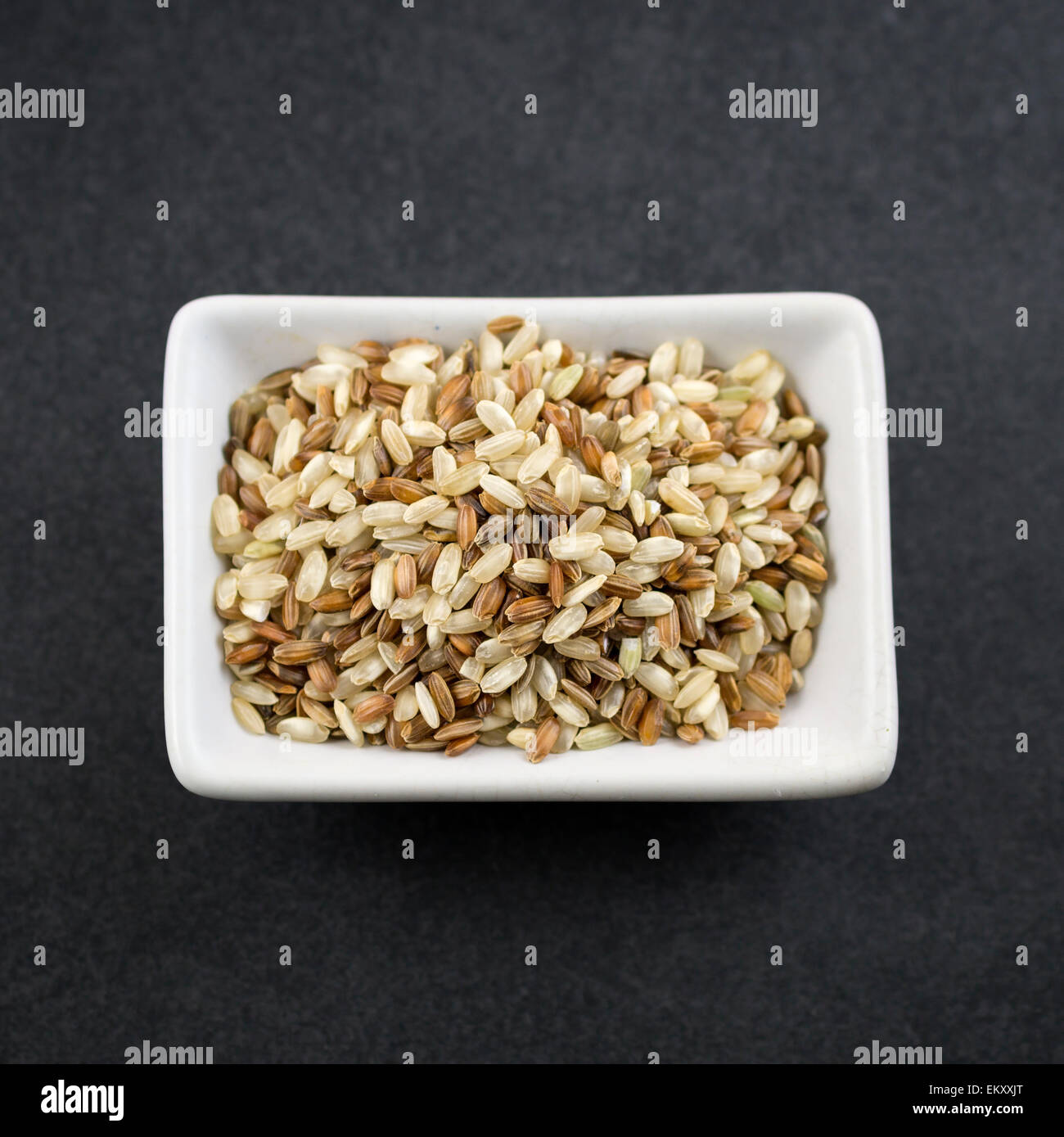 Brauner Reis in Schüssel auf den Tisch, von oben Stockfoto