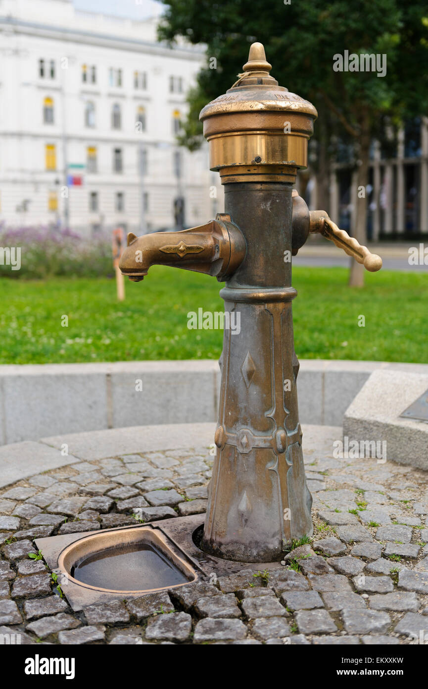 Ein alter Hase betrieben Wasser-Brunnen in Wien, Österreich. Stockfoto