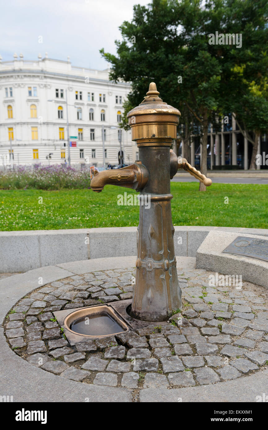 Ein alter Hase betrieben Wasser-Brunnen in Wien, Österreich. Stockfoto