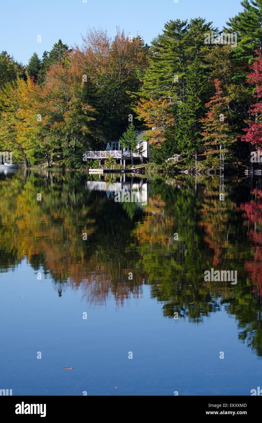 Herbstfarben spiegeln sich in den stillen Wassern des Long Pond auf Mount Desert Island, Maine. Stockfoto