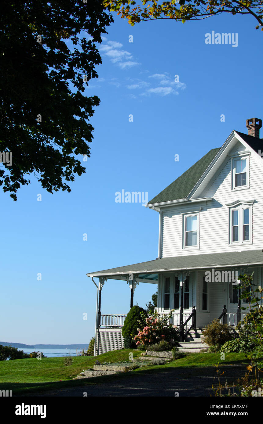 Eine klassische weiße Schindeln Bauernhaus an der Küste von Maine. Stockfoto