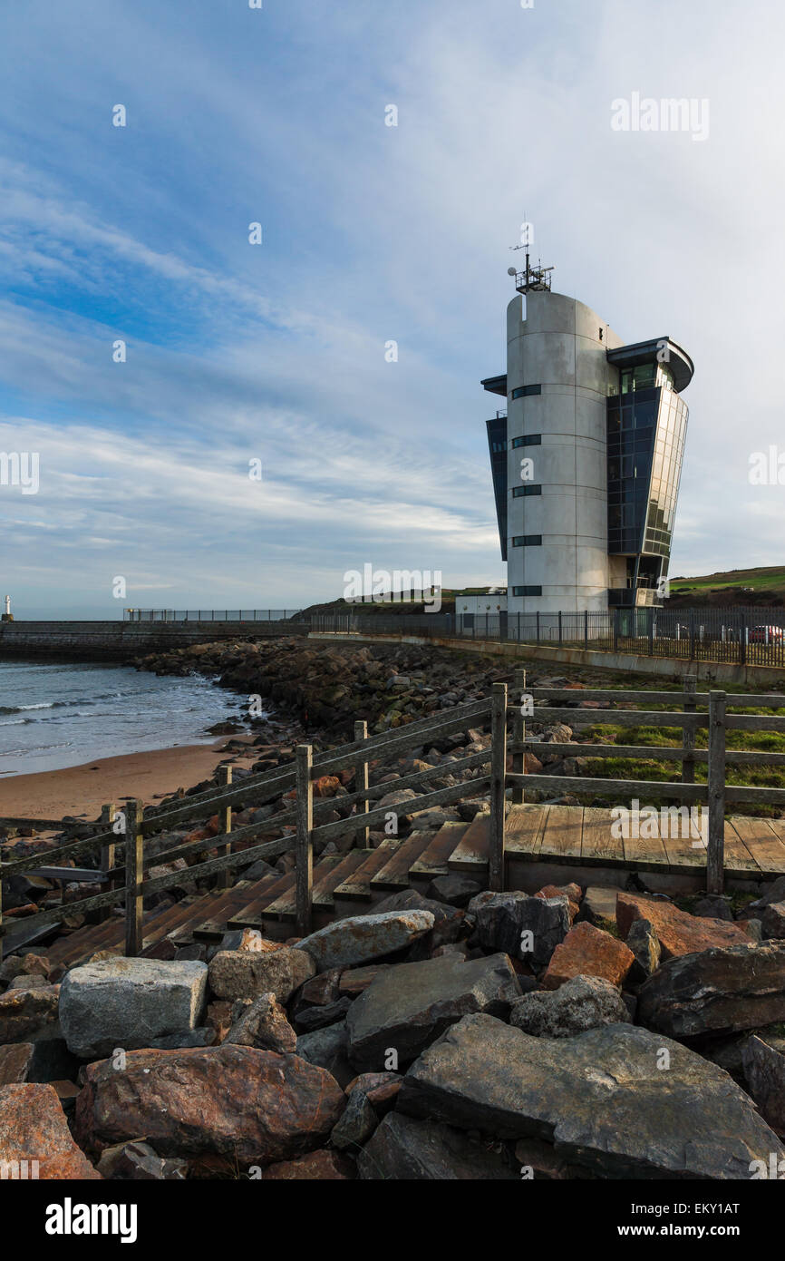 Aberdeen marine Operationen Kontrollturm und Treppen hinunter Aberdeen Strand. Stockfoto