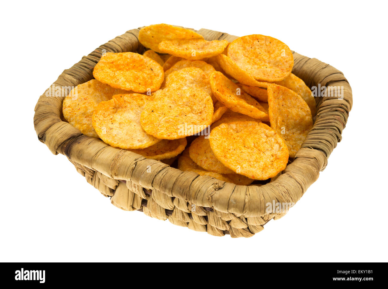Ein Weidenkorb gefüllt mit Grill aromatisiert Kartoffelchips auf weißem Hintergrund. Stockfoto